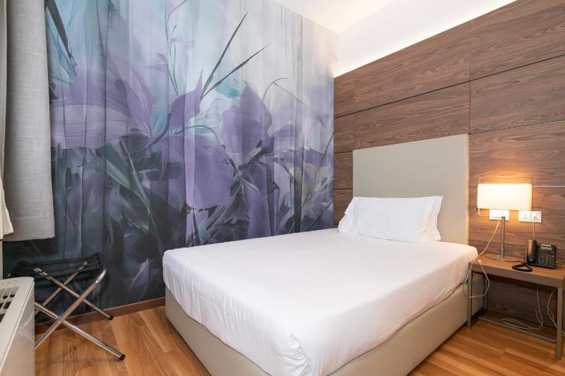 Standard Double Room image 3