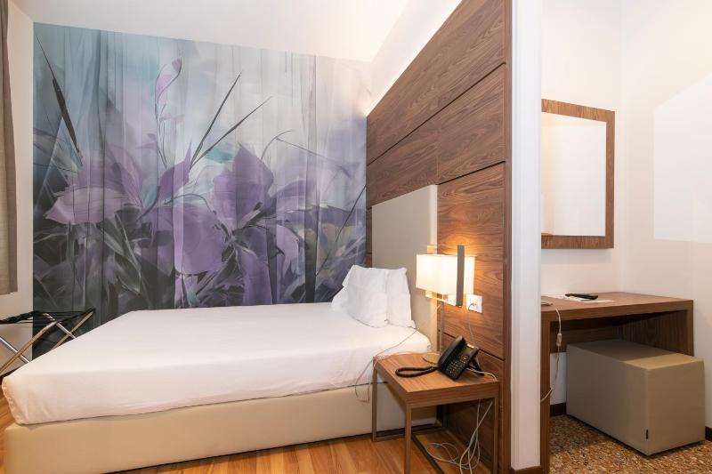 Standard Double Room image 2