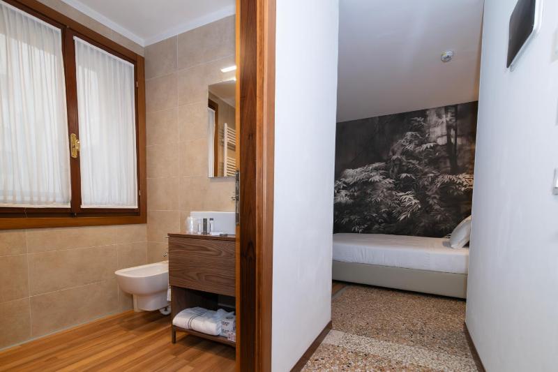Standard Double Room image 4