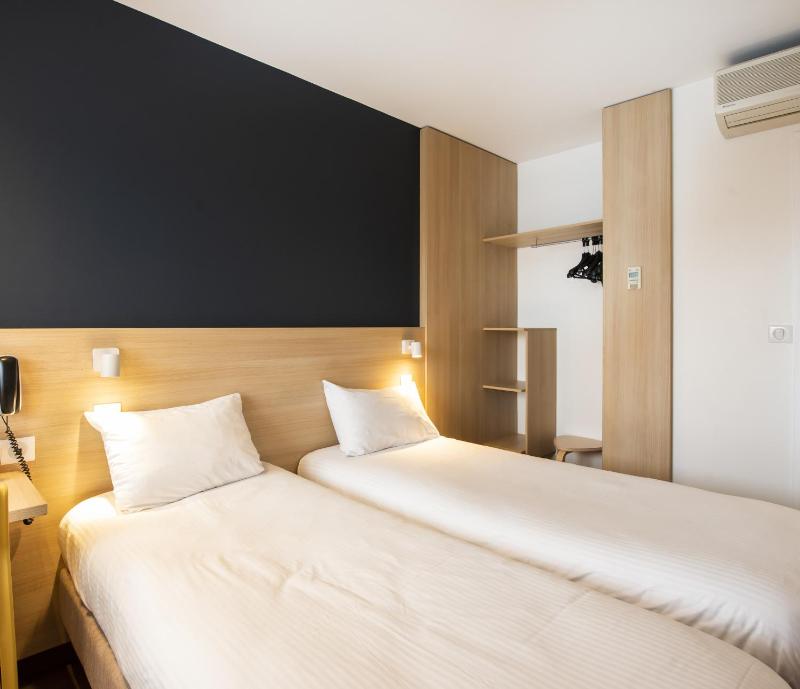 Standard Twin Room image 1