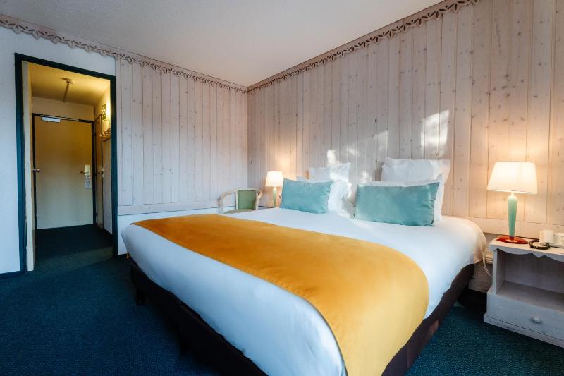 Double Room with Balcony image 4