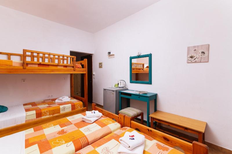 Classic Quadruple Room image 4