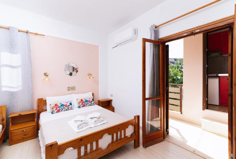 Basic Triple Room image 2