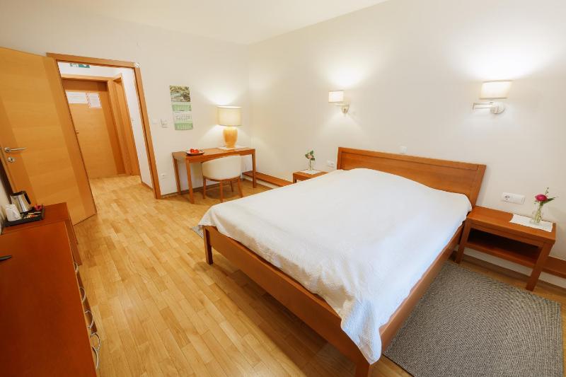 Economy Double Room image 1