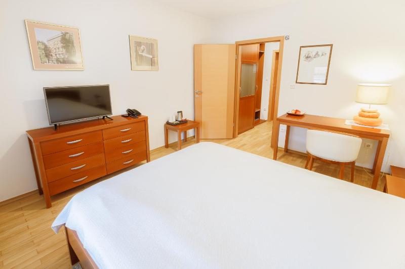 Economy Double Room image 3