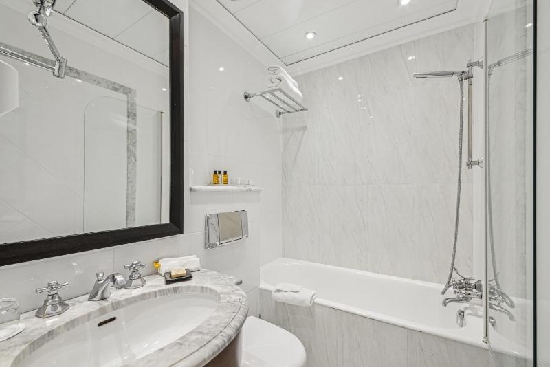 Classic Double Room image 3