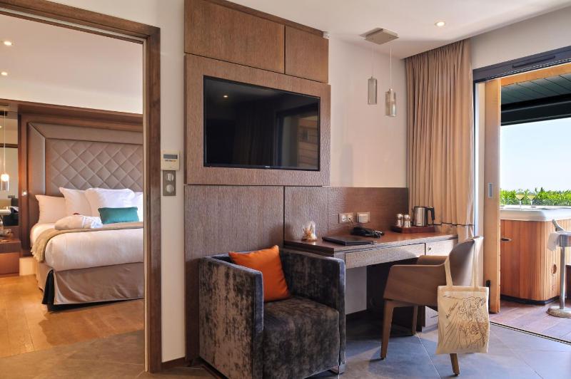 Superior Suite with Sea View image 3