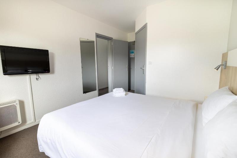 Connecting Room - 1 Double Bed 2 Single Beds image 1