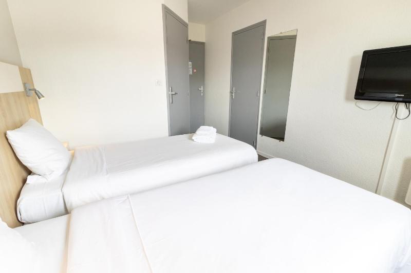 Connecting Room - 1 Double Bed 2 Single Beds image 4