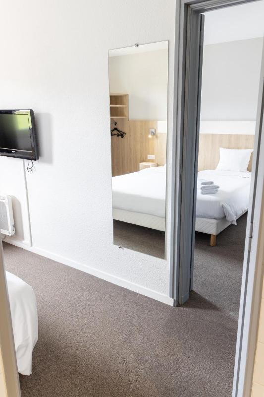 Connecting Room - 1 Double Bed 2 Single Beds image 3