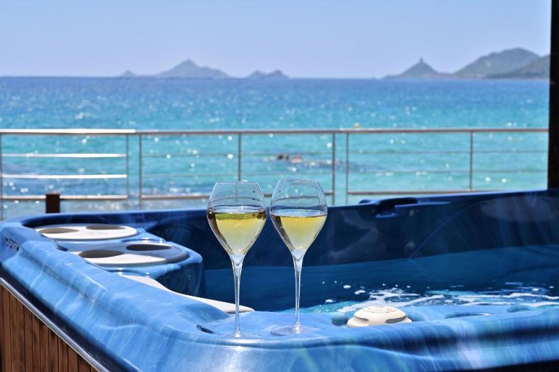 Deluxe Suite with Sea View image 3