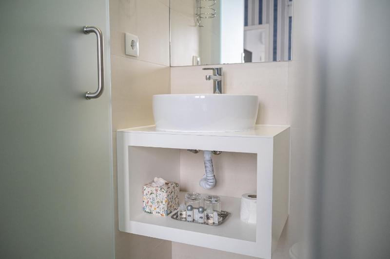 Single Room image 4