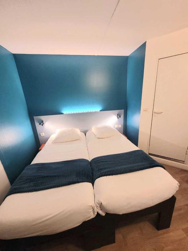 Twin Room image 4