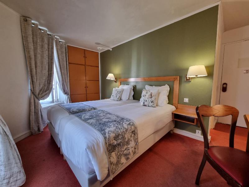 Standard Twin Room image 4