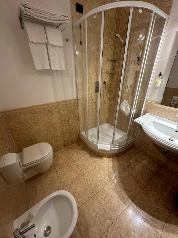 Standard Quadruple Room image 4