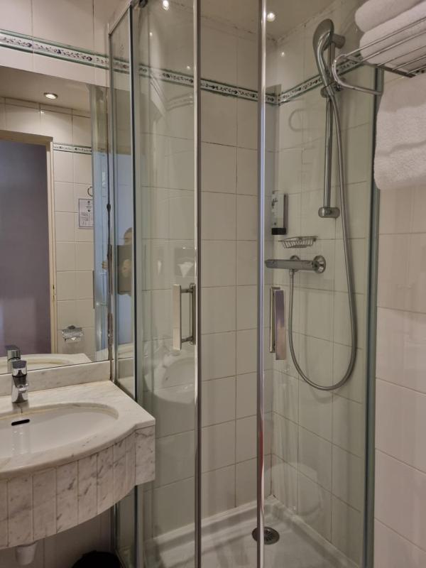 Standard Twin Room image 3