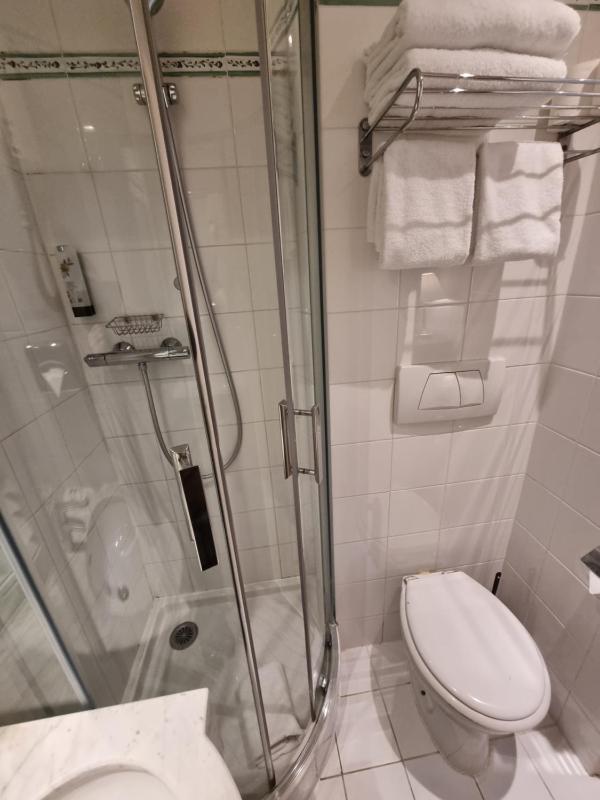 Standard Twin Room image 2