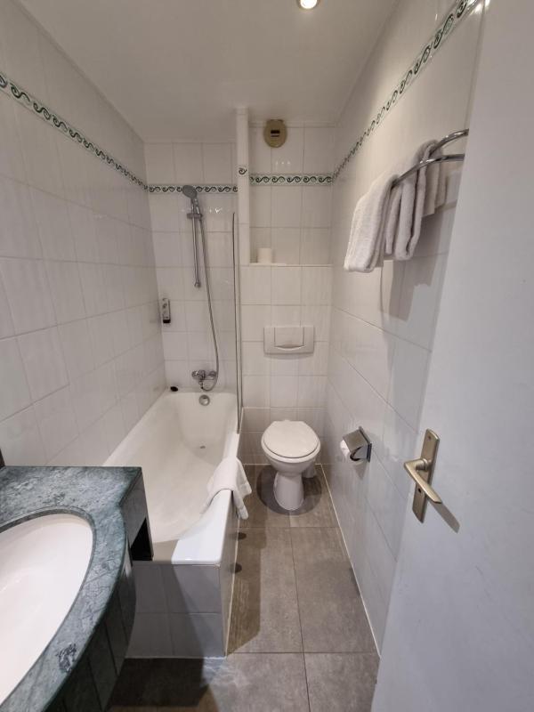 Standard Double Room image 3