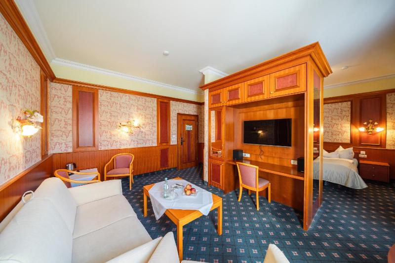 Junior Suite with Balcony image 1