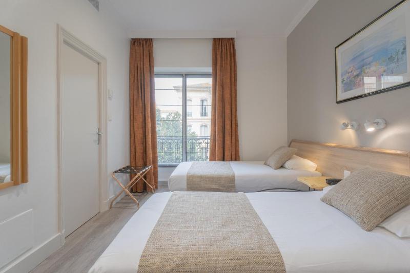 Standard Twin Room image 2