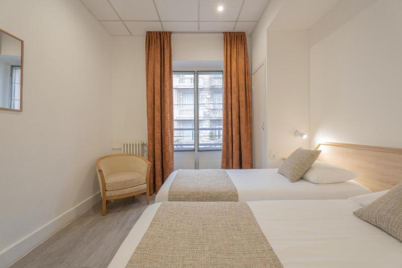 Standard Twin Room image 3