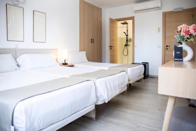 Standard Triple Room image 4