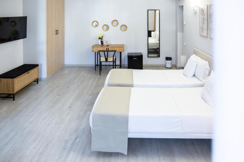 Standard Triple Room image 3