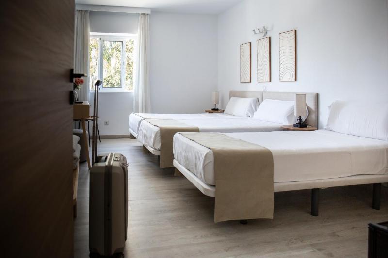 Standard Triple Room image 2