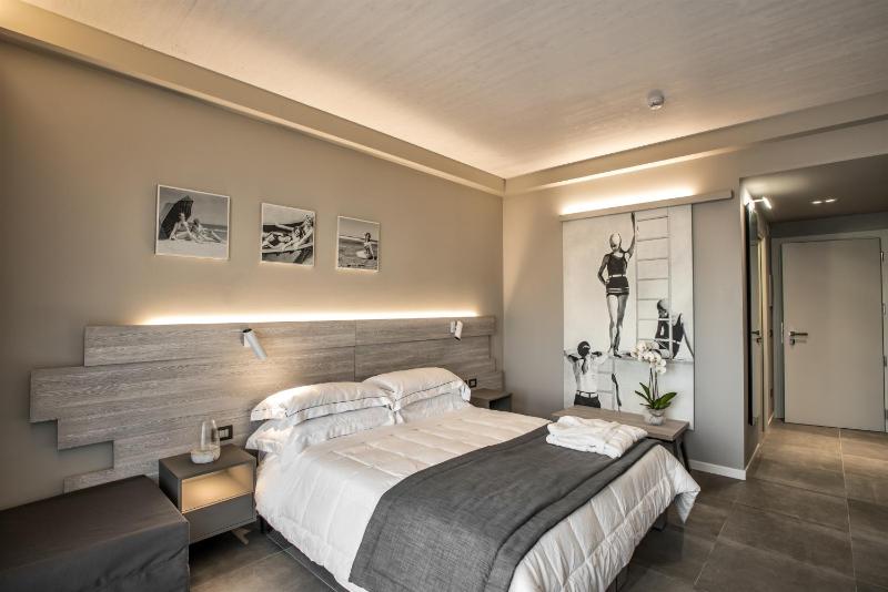 Double or Twin Room with Side Sea View image 3