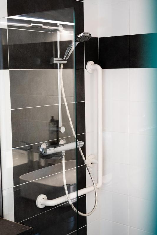 Twin Room with Lake View image 3