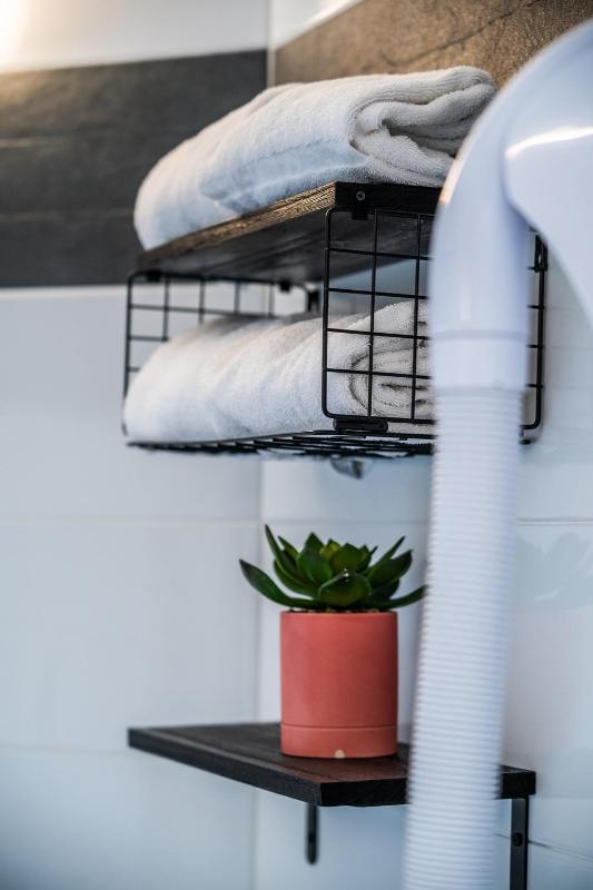 Twin Room with Lake View image 2