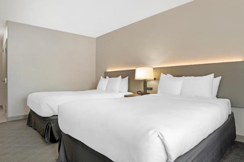 Queen Room with Two Queen Beds - Non-Smoking image 2