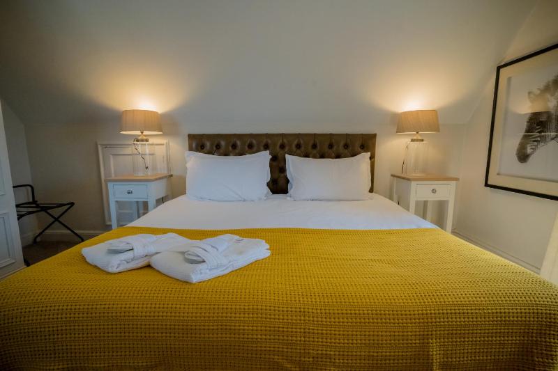 Manor King Room image 3