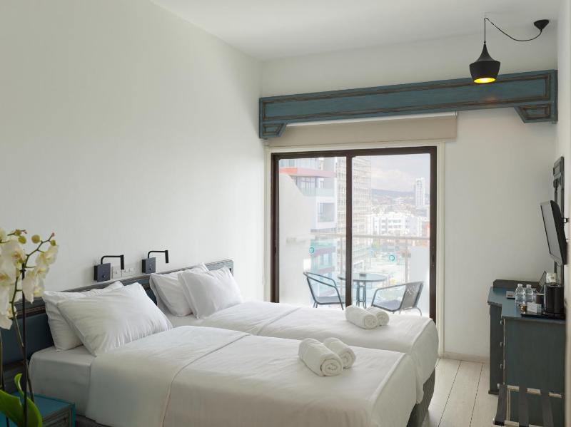 Twin Room with Pool View image 1