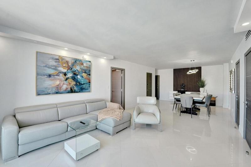 Luxury Oceanfront 3 Bedroom condo on the beach 16 Floor - image 2