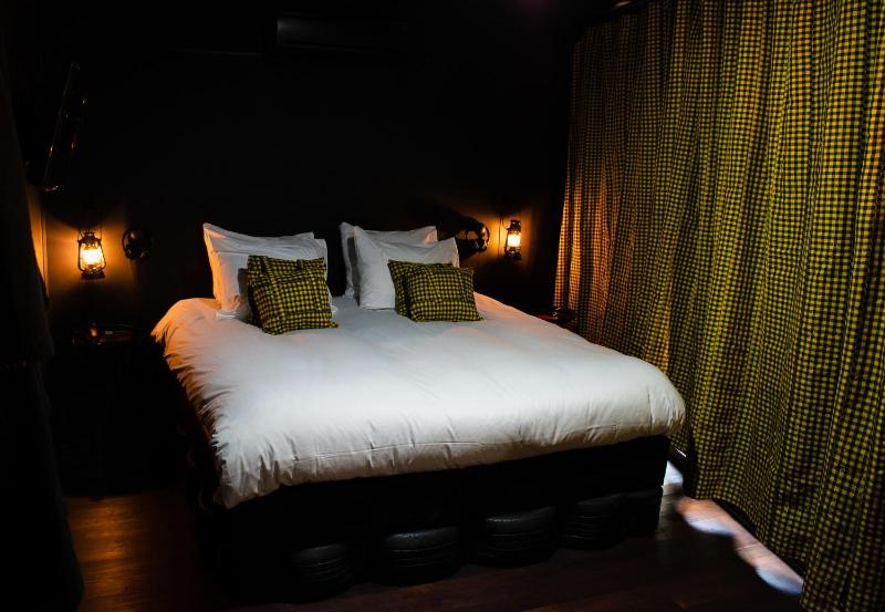 King Suite with Balcony image 4