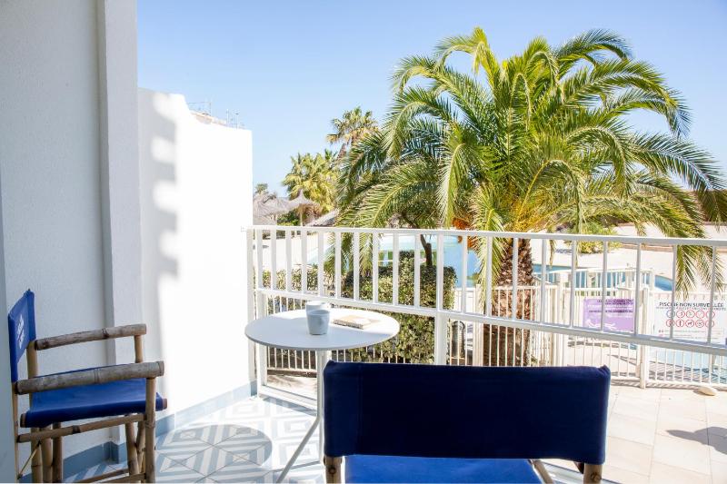 Superior Room with Pool Side and sea view image 1