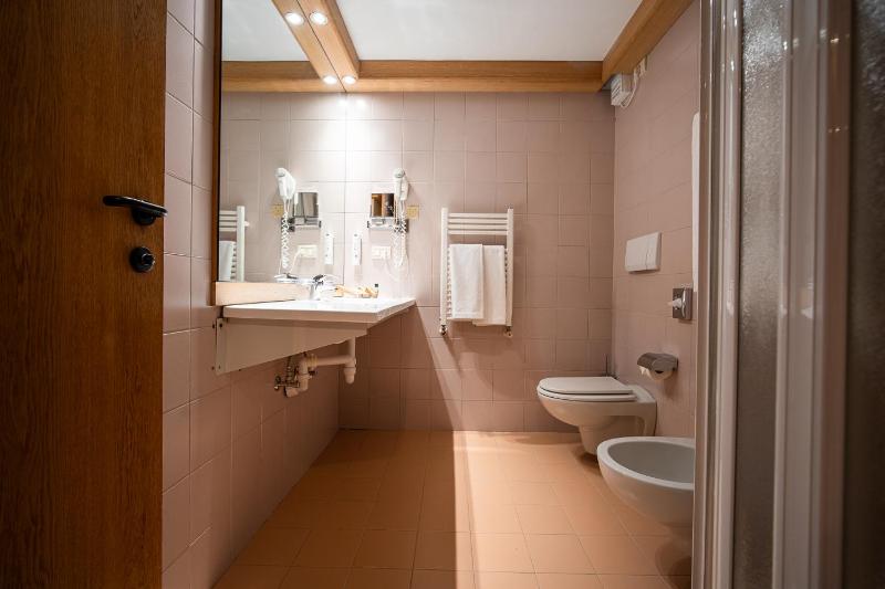 Double or Twin Room image 3