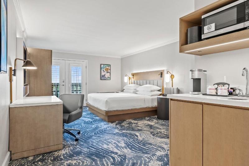 Standard King Room image 2