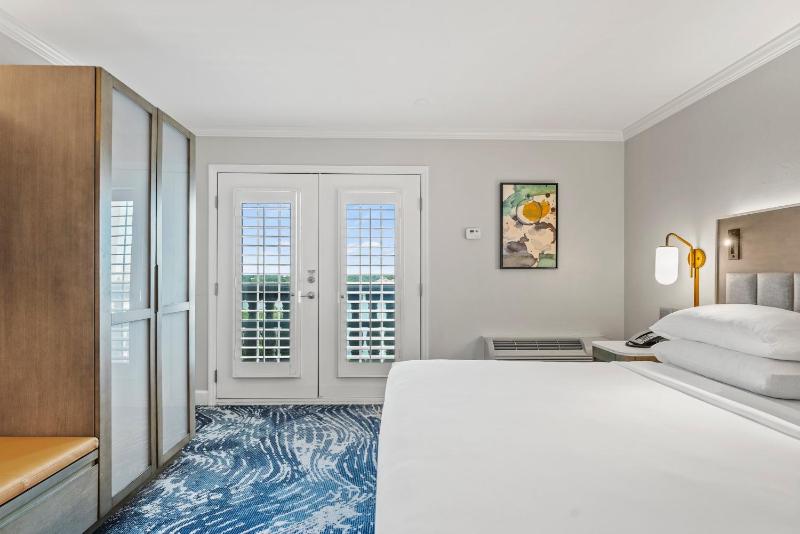 Standard King Room image 3