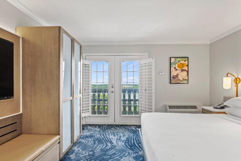 Standard King Room image 4