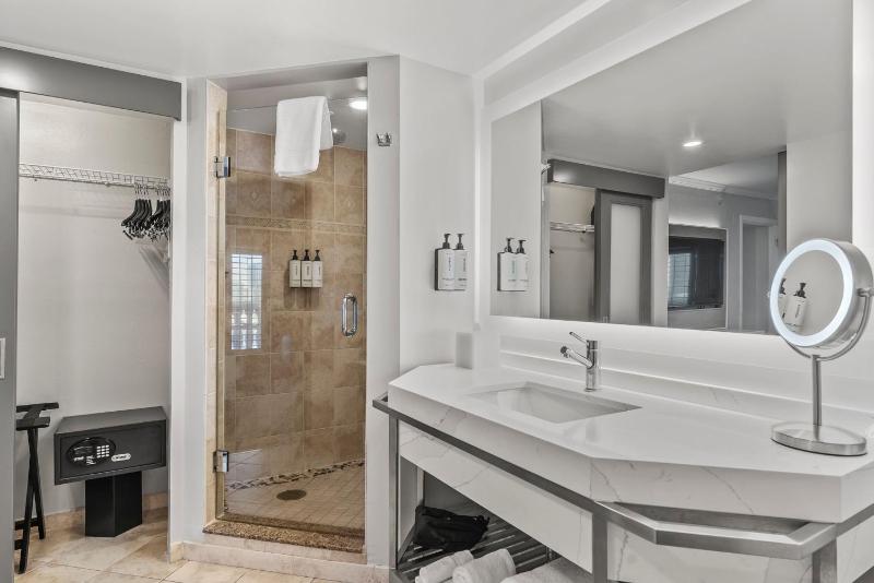 King Suite - Non-Smoking image 3