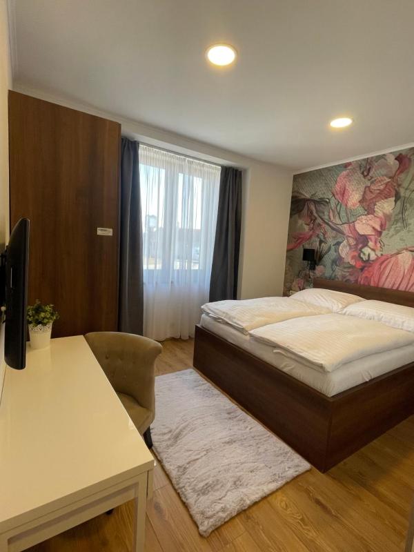 Standard Queen Room image 1