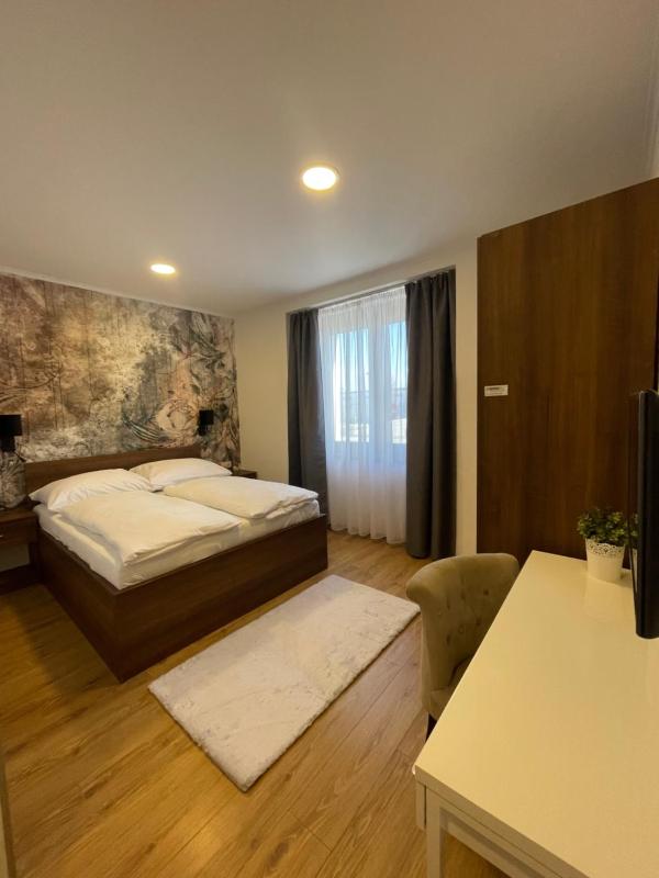 Double Room with Private Bathroom image 1