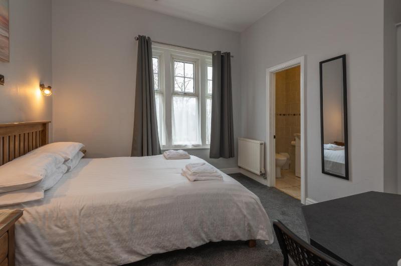 Double Room image 3