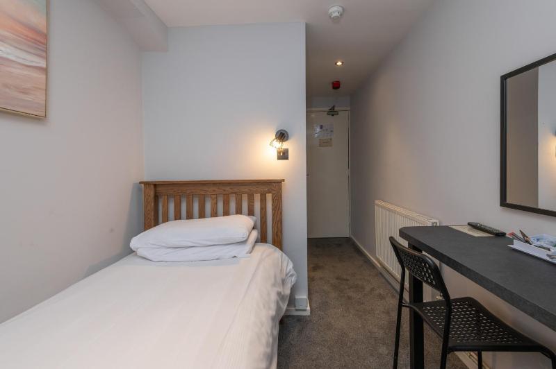 Budget Single Room image 4