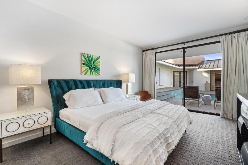 Palm Springs Confidential - image 2