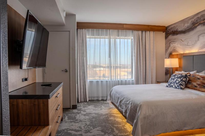 Junior King Suite with Seating Area image 2