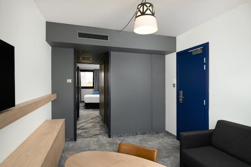 Superior Suite with Living Room image 2