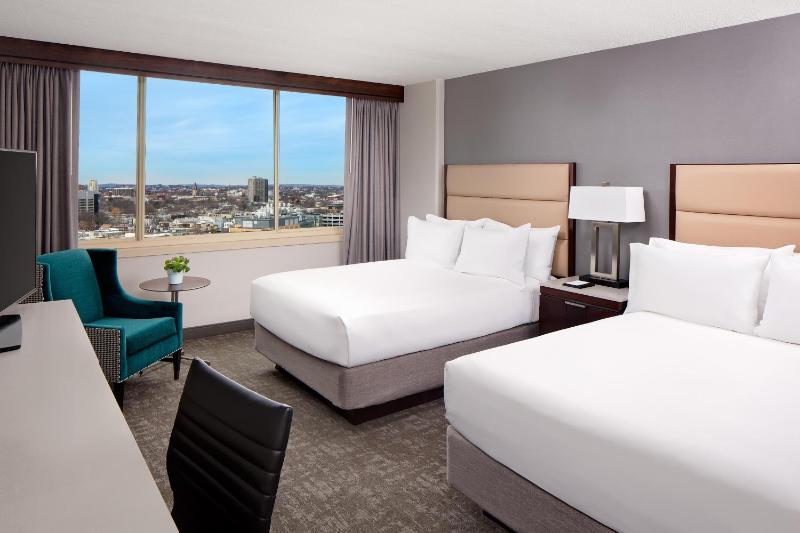 Double Room with Two Double Beds and Bath Tub - Mobility Accessible image 2